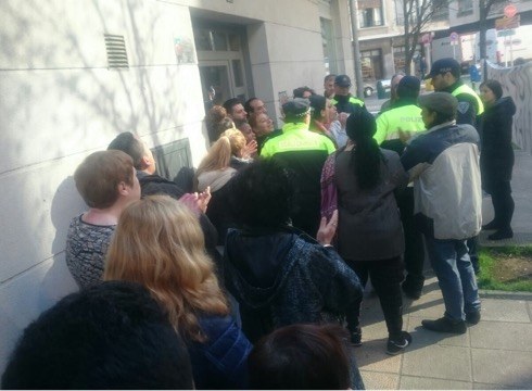 Gaurko etxe-kaleratzearen inguruan azalpenak eman ditu Stop Desahucios/Kaleratzeak Stop plataformak