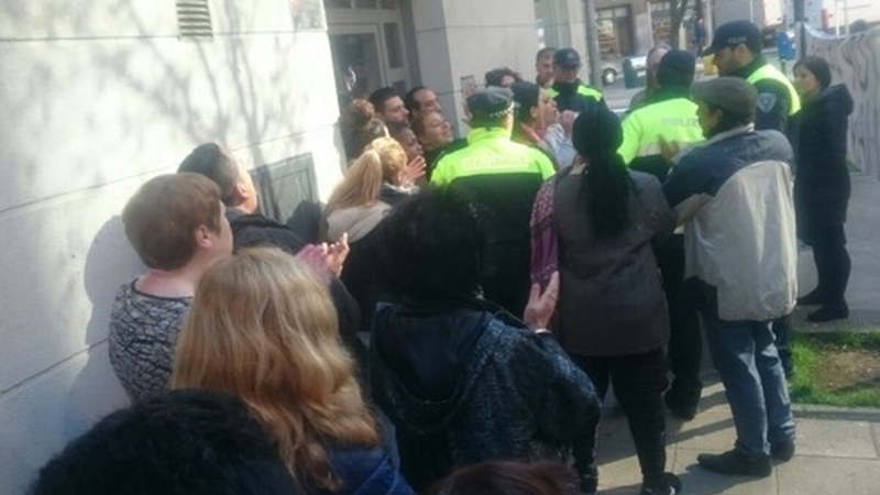 Gaurko etxe-kaleratzearen inguruan azalpenak eman ditu Stop Desahucios/Kaleratzeak Stop plataformak