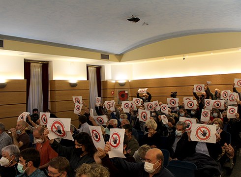 Gaurko Osoko Bilkura bertara joan diren herritarren kexa eta garrasi artean egin da