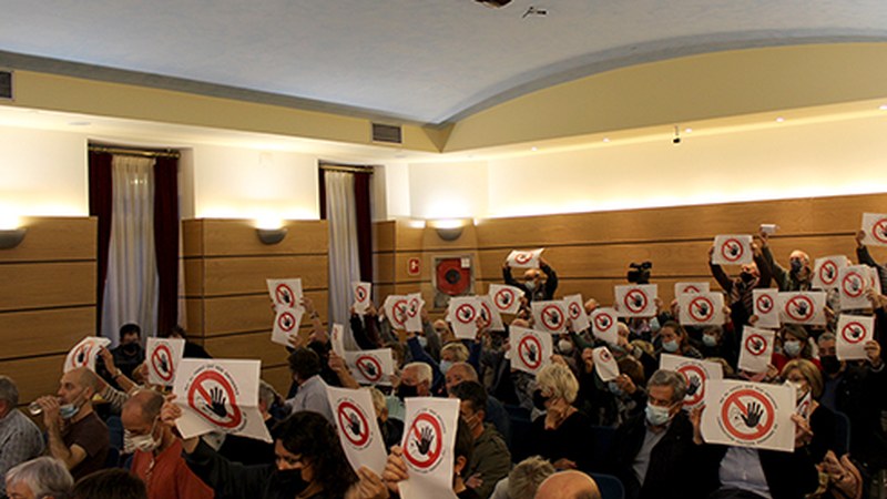 Gaurko Osoko Bilkura bertara joan diren herritarren kexa eta garrasi artean egin da