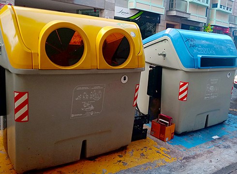 Gaurtik aurrera erabili daitezke papera eta ontziak biltzeko ipini dituzten edukiontzi berriak