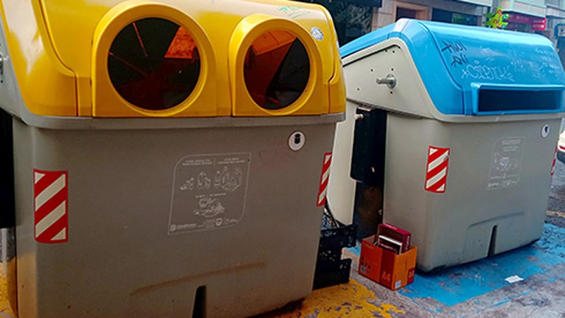 Gaurtik aurrera erabili daitezke papera eta ontziak biltzeko ipini dituzten edukiontzi berriak