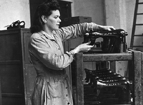 Eguenera bitartean jasoko dute “Emakumeen ekarpenak Eibarko industrian”  erakusketarako materiala