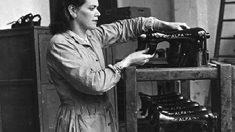 Eguenera bitartean jasoko dute “Emakumeen ekarpenak Eibarko industrian”  erakusketarako materiala