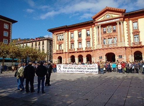 Gazte eragileek bat egin dute pentsiodunek biharko deitu duten manifestazioarekin