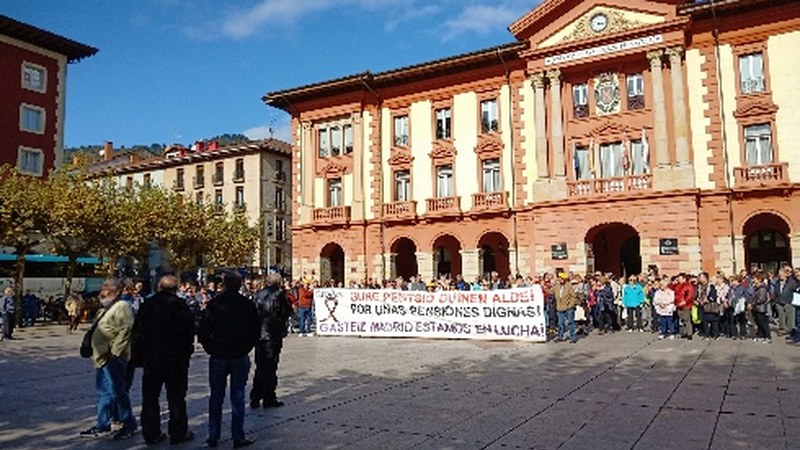 Gazte eragileek bat egin dute pentsiodunek biharko deitu duten manifestazioarekin