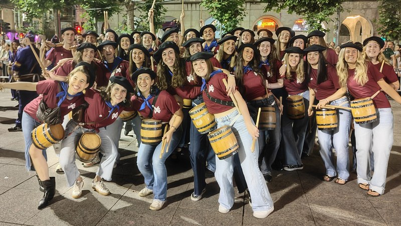 Gazteak ere gogotsu danborrak astintzen