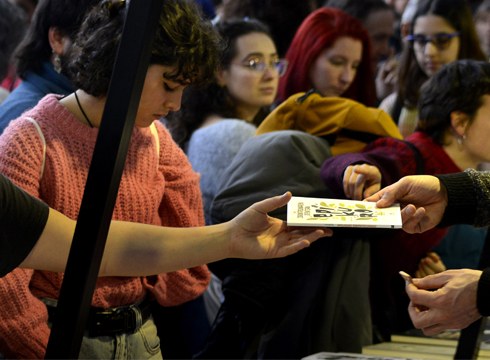 Gazteriak Durangoko Azoka bete du gaur, eta kulturaren eztanda sentitu da Landakon