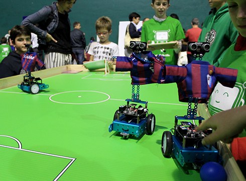 Gazterobotikak ehun bat gazte batu zituen zapatuan Astelena frontoian