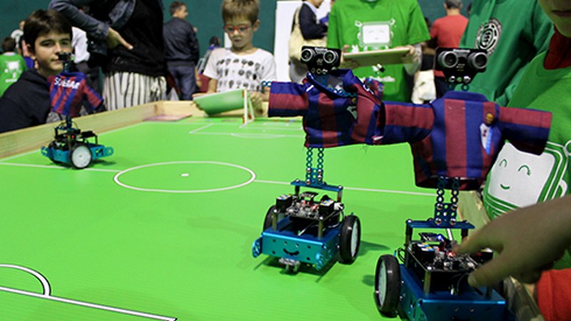 Gazterobotikak ehun bat gazte batu zituen zapatuan Astelena frontoian