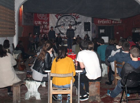 Gaztetxea berriz martxan jartzeko auzolanean laguntzeko deia egin dute