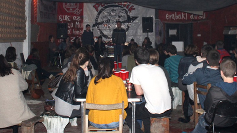 Gaztetxea berriz martxan jartzeko auzolanean laguntzeko deia egin dute