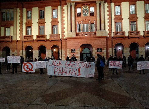 Gaztetxearen kontrako erasoengatik protesta egiteko kontzentrazioa egin zuten atzo