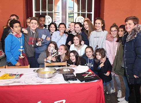 Gaztetxoak ederto moldatu ziren bakailaoa pil-pilean prestatzen atzo jokatutako XIV. Eskolarteko Bakailao Txapelketan