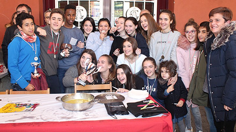 Gaztetxoak ederto moldatu ziren bakailaoa pil-pilean prestatzen atzo jokatutako XIV. Eskolarteko Bakailao Txapelketan