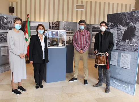 Gerra Zibileko gudariak oroitzeko erakusketa zabaldu dute gaur Unzaga Plaza hotelean