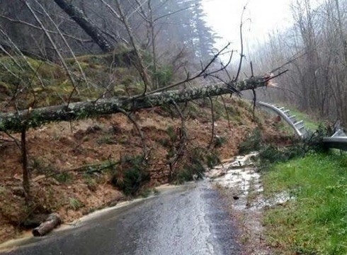 GI-3950 errepidea Ixua eta Etxeberria bitartean itxi dute, lurjausiarengatik