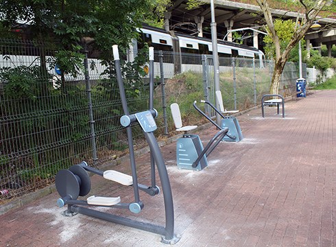 Gimnasia egiteko makinak ipini dituzte Azitainen, tren geltokitik gertu