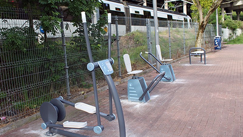 Gimnasia egiteko makinak ipini dituzte Azitainen, tren geltokitik gertu