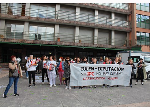 Gipuzkoako Foru Aldundiko eraikinetako garbitzaileek protesta egin dute gaur Egogain gerontologikoan