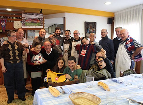 Giro ederra Auzokoak elkartekoek Gureak lantegikoentzat antolatutako bazkarian