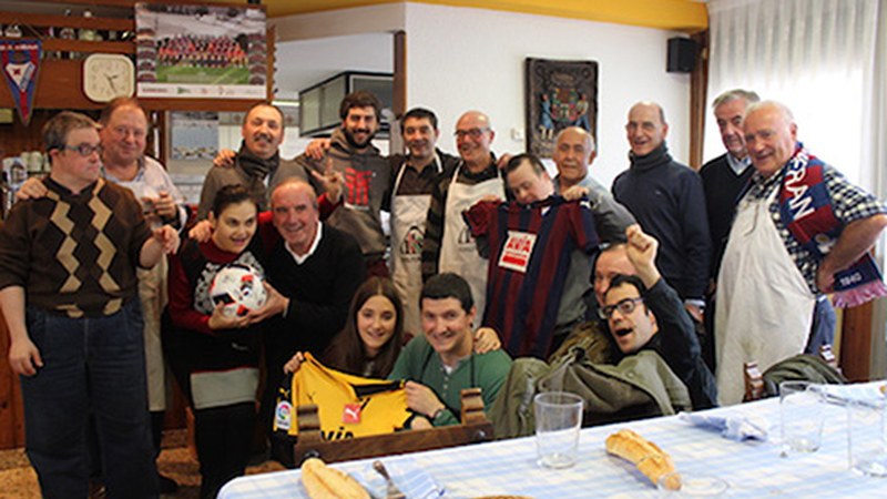 Giro ederra Auzokoak elkartekoek Gureak lantegikoentzat antolatutako bazkarian