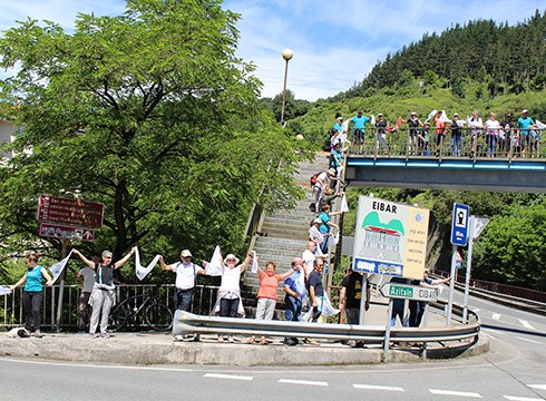 Giro ederrean eta eguzkia lagun osatu dira gaurko giza katearen Eibarko hiru kilometroak