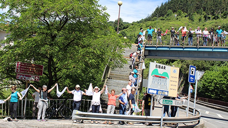 Giro ederrean eta eguzkia lagun osatu dira gaurko giza katearen Eibarko hiru kilometroak