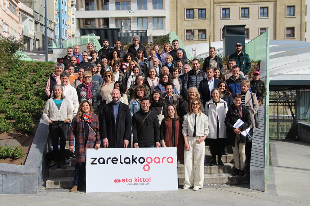 Gizarteratze kanpaina eta elkartearen webgune berria aurkeztu ditu …eta kitto! Euskara Elkarteak