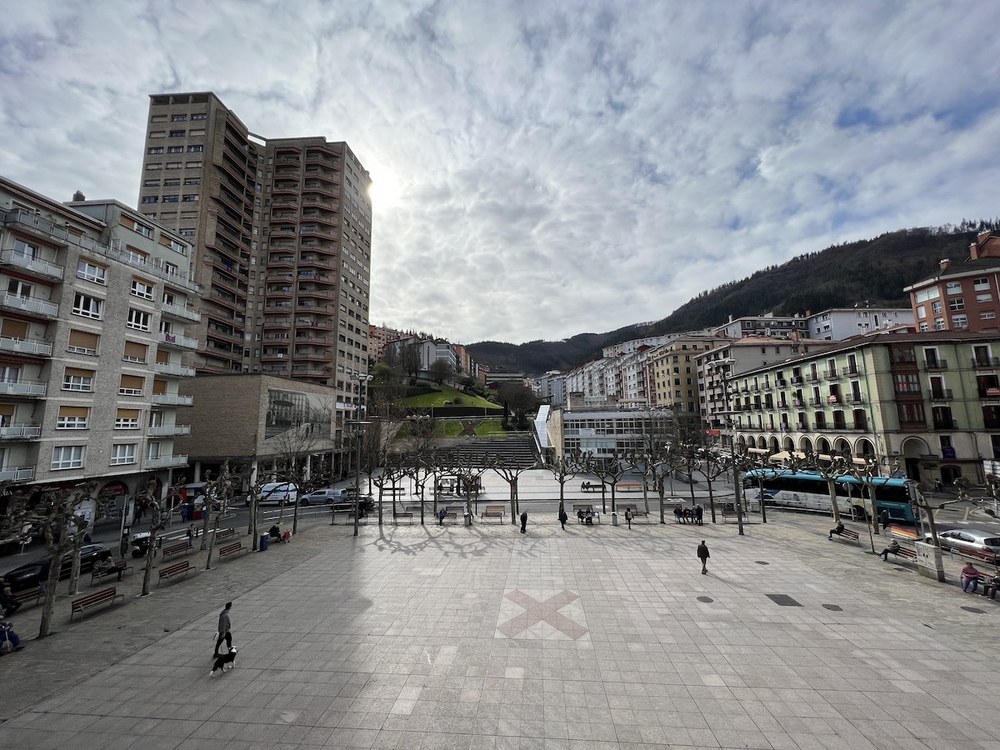 Gizon bat atxilotu dute Eibarren, pertsona bati labanarekin hainbat ebaketa egin ostean