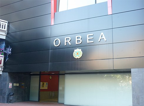 Gizon bat emakume bati kirola egiten ari zen bitartean grabatzen harrapatu dute Orbean