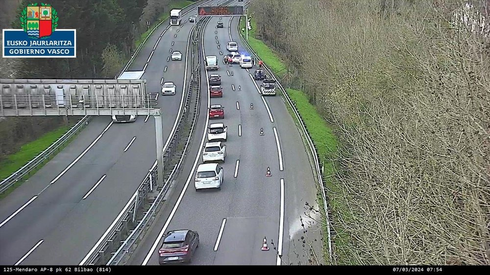 Gizon bat hil da AP-8an kamioi batek harrapatuta