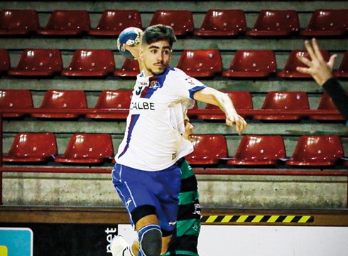 Gizonezkoen Mecalbe Eibar Eskubaloia gero eta sendoago laugarren postuan