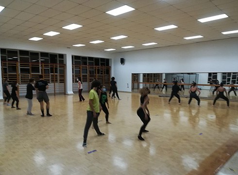 Goi mailako dantza klasea jaso zuten Neledantza taldekoek Olatz de Andresen eskutik