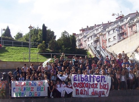 Goiz osoan egongo da martxan Eibarren Euskaraz Bizi Nahi Dut azoka Untzagan