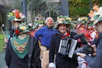 Goiza koko-eskean eman eta gero, arratsaldean herriko kaleetan kalejira egingo dute koko-marru eta dantzariek