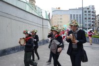 Goiza koko-eskean eman eta gero, arratsaldean herriko kaleetan kalejira egingo dute koko-marru eta dantzariek