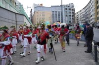 Goiza koko-eskean eman eta gero, arratsaldean herriko kaleetan kalejira egingo dute koko-marru eta dantzariek