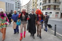 Goiza koko-eskean eman eta gero, arratsaldean herriko kaleetan kalejira egingo dute koko-marru eta dantzariek