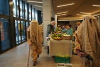 Goiza koko-eskean eman eta gero, arratsaldean herriko kaleetan kalejira egingo dute koko-marru eta dantzariek