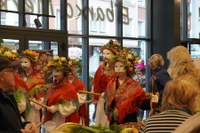 Goiza koko-eskean eman eta gero, arratsaldean herriko kaleetan kalejira egingo dute koko-marru eta dantzariek