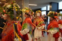 Goiza koko-eskean eman eta gero, arratsaldean herriko kaleetan kalejira egingo dute koko-marru eta dantzariek