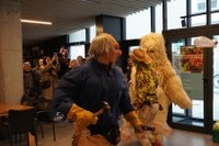 Goiza koko-eskean eman eta gero, arratsaldean herriko kaleetan kalejira egingo dute koko-marru eta dantzariek