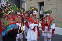 Goiza koko-eskean eman eta gero, arratsaldean herriko kaleetan kalejira egingo dute koko-marru eta dantzariek