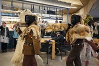 Goiza koko-eskean eman eta gero, arratsaldean herriko kaleetan kalejira egingo dute koko-marru eta dantzariek