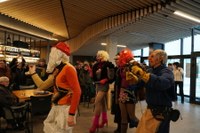 Goiza koko-eskean eman eta gero, arratsaldean herriko kaleetan kalejira egingo dute koko-marru eta dantzariek