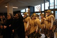 Goiza koko-eskean eman eta gero, arratsaldean herriko kaleetan kalejira egingo dute koko-marru eta dantzariek