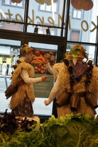 Goiza koko-eskean eman eta gero, arratsaldean herriko kaleetan kalejira egingo dute koko-marru eta dantzariek