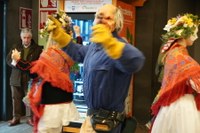 Goiza koko-eskean eman eta gero, arratsaldean herriko kaleetan kalejira egingo dute koko-marru eta dantzariek