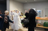 Goiza koko-eskean eman eta gero, arratsaldean herriko kaleetan kalejira egingo dute koko-marru eta dantzariek